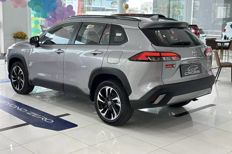 Toyota Corolla Cross mới tiếp tục được nhập khẩu nguyên chiếc từ Thái Lan. Từ nay cho đến hết ngày 31/12/2024, Toyota Việt Nam vẫn sẽ tiếp tục áp dụng chương trình khuyến mại tặng gói gia hạn bảo hành 2 năm dành cho khách hàng mua xe.
