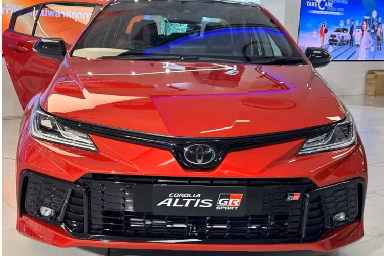 Can canh Toyota Corolla Altis GR Sport 2025 hon 834 trieu dong-Hinh-2