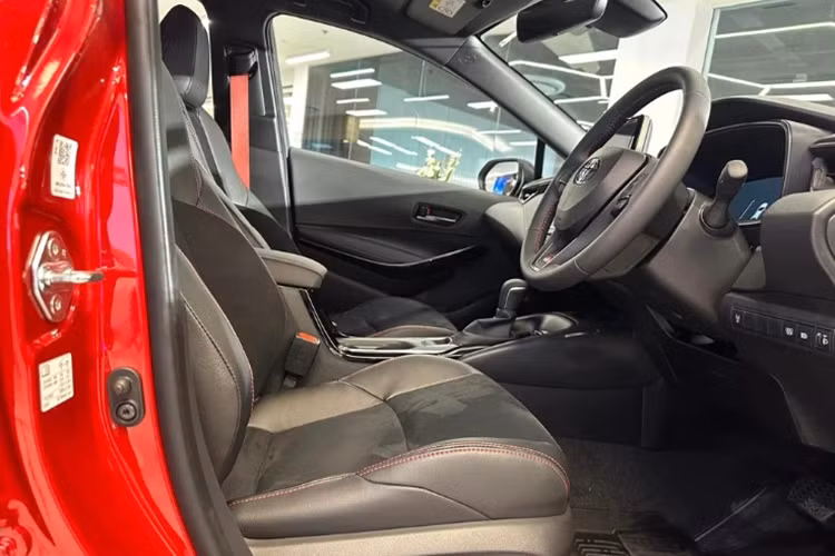 Về nội thất, Corolla Altis GR Sport sở hữu khoang cabin rộng rãi với ghế ngồi giả da pha da lộn màu đen, đi kèm các điểm nhấn màu đỏ như chỉ khâu trên mặt táp-lô, vô lăng, tapi cửa, cần số, ghế, dây an toàn và bệ tì tay trung tâm, mang lại cảm giác thể thao, mạnh mẽ. 