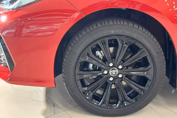 Cung cấp sức mạnh cho Toyota Corolla Altis GR Sport 2025 là hệ truyền động hybrid là sự kết hợp của động cơ 2ZR-FXE 4 xy-lanh 1.8L với mô tơ điện cho tổng công suất là 122 mã lực. Hệ truyền động này đi cùng hộp số e-CVT và hệ dẫn động cầu trước. 