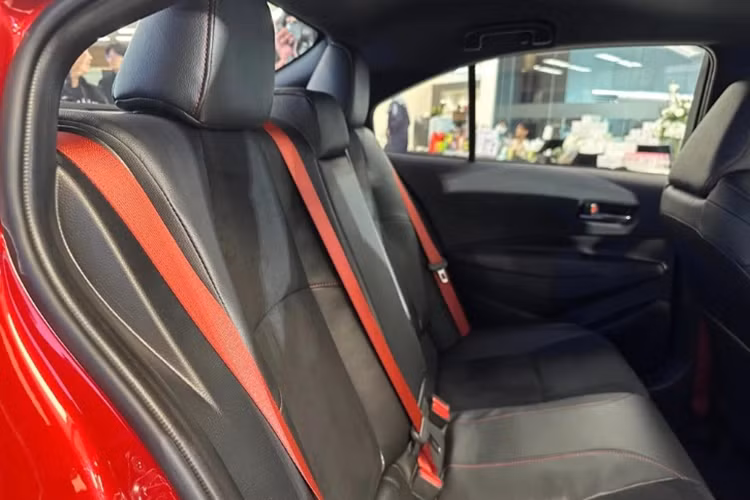 Tại một số vị trí bên trong nội thất như: tựa đầu, nút khởi động xe…còn xuất hiện logo GR làm điểm nhấn. Xe được trang bị bảng đồng hồ taplo kỹ thuật số 12.3 inch, màn hình trung tâm 9 inch, màn hình HUD. 