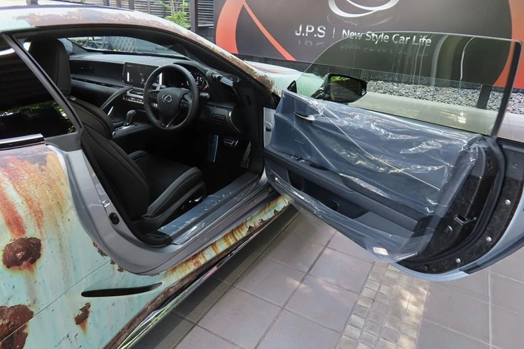 Phải nói rằng, chủ xe hẳn là một người “chịu chơi” khi dám “khoác bộ áo” độc đáo này cho chiếc coupe hạng sang Lexus LC500. LC500 được phát triển trên nền tảng GA-L của Lexus, ứng dụng cho những sản phẩm dùng động cơ đặt trước, dẫn động cầu sau và trọng tâm thấp.