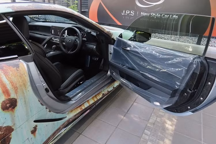 Phải nói rằng, chủ xe hẳn là một người “chịu chơi” khi dám “khoác bộ áo” độc đáo này cho chiếc coupe hạng sang Lexus LC500. LC500 được phát triển trên nền tảng GA-L của Lexus, ứng dụng cho những sản phẩm dùng động cơ đặt trước, dẫn động cầu sau và trọng tâm thấp.