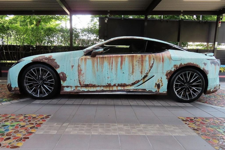 Về truyền động, Lexus LC500 dùng động cơ xăng V8, dung tích 5.0 lít, hút khí tự nhiên, 32 van, sản sinh công suất tối đa 471 mã lực tại vòng tua máy 7.100 vòng/phút và mô-men xoắn cực đại 540 Nm tại vòng tua máy 4.800 vòng/phút.