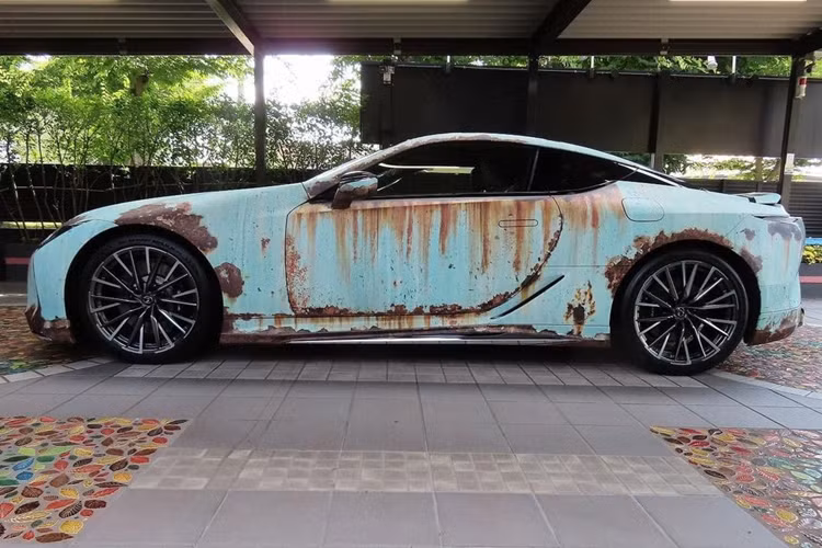 Về truyền động, Lexus LC500 dùng động cơ xăng V8, dung tích 5.0 lít, hút khí tự nhiên, 32 van, sản sinh công suất tối đa 471 mã lực tại vòng tua máy 7.100 vòng/phút và mô-men xoắn cực đại 540 Nm tại vòng tua máy 4.800 vòng/phút.