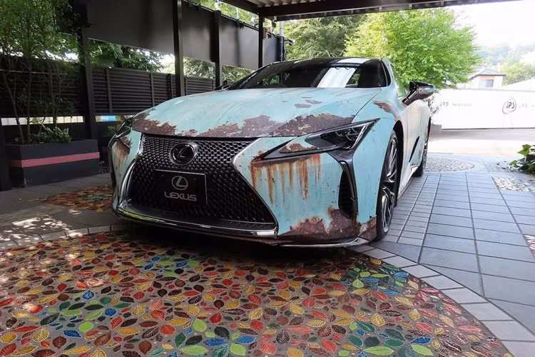 Trên mạng xã hội gần đây lan truyền hình ảnh của một chiếc Lexus LC500 hạng sang đồng nát cũ kỹ, thu hút rất nhiều sự chú ý từ cộng đồng mạng. Qua hình ảnh có thể thấy chiếc Lexus LC500 này đã bị rỉ sét khá nhiều, xuống cấp trầm trọng, thậm chí ở một số vị trí xe còn có dấu hiệu như đã xảy ra va chạm.