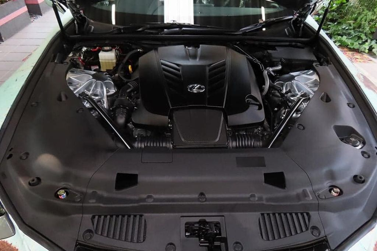 Bên trong cabin, Lexus LC500 được trang bị ghế ngồi được bọc da cao cấp, hệ thống giải trí với màn hình 10,3 inch kết nối cùng cụm phím touchpad. Một số chi tiết như bảng điều khiển trung tâm và bảng táp-lô đều do các thợ thủ công Takumi nổi tiếng của Lexus chế tạo.