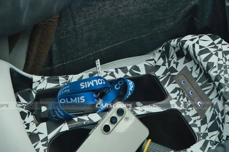 Đặc biệt, khoang cabin gây ấn tượng khi được trang bị cụm màn hình giải trí lớn, có kích thước khoảng 12,3 inch khá tương đồng với Santa Fe. Trong khi đó, vô lăng của xe lại có thiết kế tương tự trên xe Land Rover.