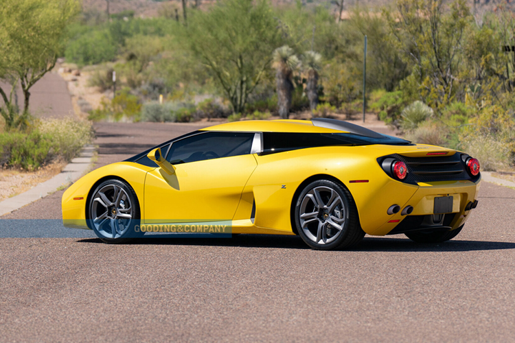 Ở phần cản sau, xe còn được trang bị hệ thống xả đặt riêng, lưới tản nhiệt được thiết kế lại và bộ khuếch tán bằng sợi carbon tinh tế với đèn cảnh báo phía sau được lấy cảm hứng từ F1. Khoang nội thất của xe được trang trí lại bằng da màu xám nhạt với những đường chỉ khâu tương phản màu vàng sáng. 