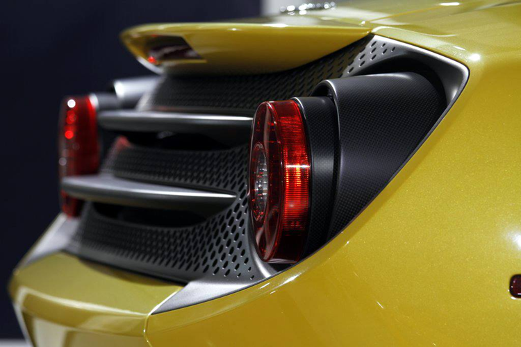 Phần đầu xe nổi bật hơn với phần lưới tản nhiệt cong và các khe hút gió mỏng, trong khi dọc theo hai bên là các khe hút gió mới thấp hơn và các khe hút gió ngay phía sau cửa sổ bên. Nhà thiết kế Ý còn chế tạo nóc đôi và mui xe bằng sợi carbon đặc biệt.