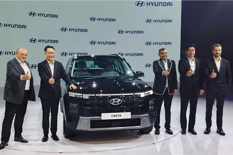 Ngay từ ngày đầu ra mắt, Hyundai Creta đã nhanh chóng thu hút sự quan tâm của khách hàng Ấn Độ. Đại lý cho biết khách hàng chọn mua mẫu crossover này sẽ phải chờ tới 7 tháng để nhận được xe, bởi số lượng đơn hàng giờ đây đã vượt quá khả năng cung ứng của nhà máy.