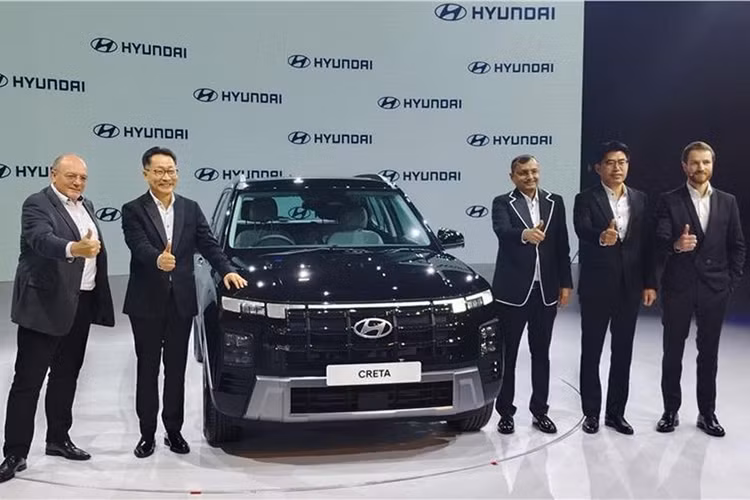 Ngay từ ngày đầu ra mắt, Hyundai Creta đã nhanh chóng thu hút sự quan tâm của khách hàng Ấn Độ. Đại lý cho biết khách hàng chọn mua mẫu crossover này sẽ phải chờ tới 7 tháng để nhận được xe, bởi số lượng đơn hàng giờ đây đã vượt quá khả năng cung ứng của nhà máy.