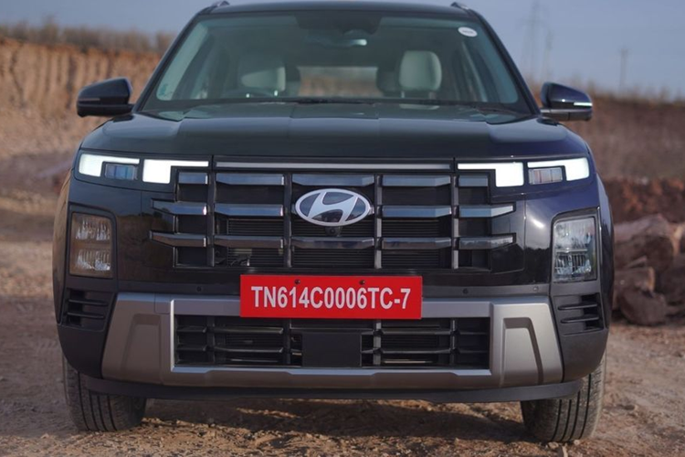 Số lượng đơn hàng Hyundai Creta 2024 còn tăng mạnh khiến cho hãng lâm vào tình trạng quá tải. Ở Ấn Độ, Hyundai Creta 2024 được phân phối với 7 phiên bản với giá bán dao động từ 1,1 - 2 triệu Rupee (khoảng 324 - 590 triệu đồng).