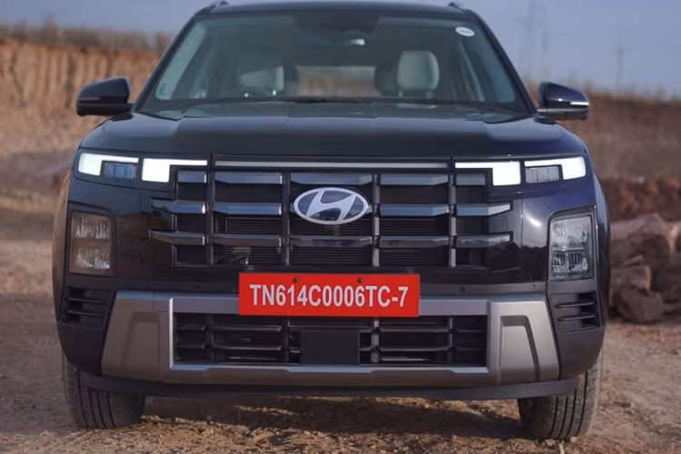 Số lượng đơn hàng Hyundai Creta 2024 còn tăng mạnh khiến cho hãng lâm vào tình trạng quá tải. Ở Ấn Độ, Hyundai Creta 2024 được phân phối với 7 phiên bản với giá bán dao động từ 1,1 - 2 triệu Rupee (khoảng 324 - 590 triệu đồng).