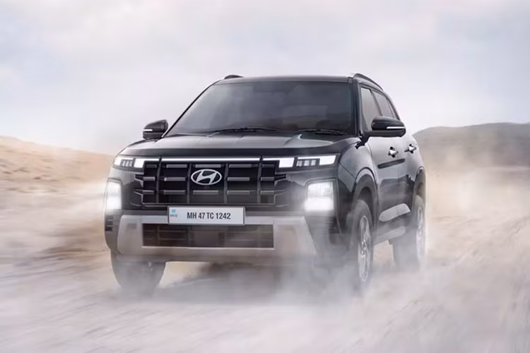 Một số trang bị đáng chú ý khác gồm ghế lái chỉnh điện, hệ thống lọc không khí, phanh tay điện tử, hệ thống âm thanh Bose, tựa lưng chỉnh 2 bước và gối dành hàng ghế sau cũng như rèm che nắng.