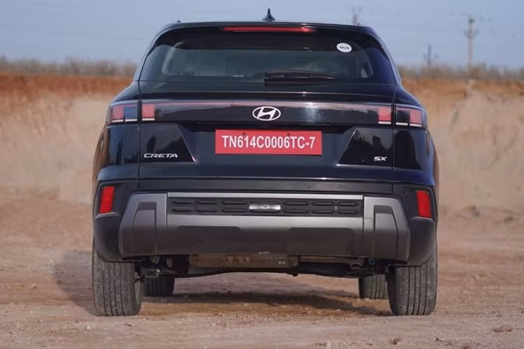 Thứ hai là động cơ diesel với dung tích xi-lanh và công suất tối đa tương tự máy xăng kể trên. Hai động cơ này sẽ kết hợp với hộp số sàn 6 cấp, hộp số tự động 6 cấp hoặc hộp số tự động biến thiên vô cấp IVT.