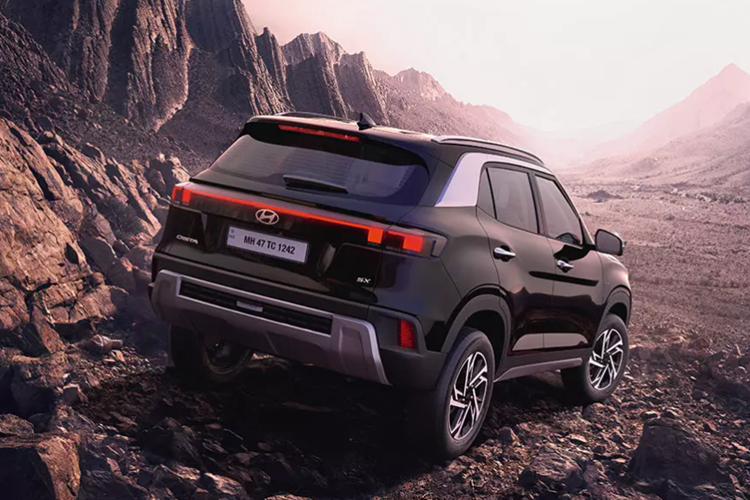 Động cơ đi kèm với hộp số sàn hoặc hộp số tự động ly hợp kép 7 cấp. Hai tuỳ chọn động cơ còn lại không có gì khác so với phiên bản tiền nhiệm. Đầu tiên là động cơ xăng 4 xi-lanh, hút khí tự nhiên, dung tích 1.5L với công suất tối đa 115 mã lực.