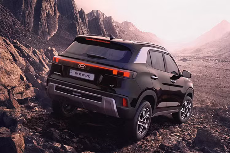 Động cơ đi kèm với hộp số sàn hoặc hộp số tự động ly hợp kép 7 cấp. Hai tuỳ chọn động cơ còn lại không có gì khác so với phiên bản tiền nhiệm. Đầu tiên là động cơ xăng 4 xi-lanh, hút khí tự nhiên, dung tích 1.5L với công suất tối đa 115 mã lực.