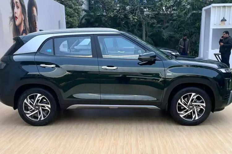 Cụ thể, Creta 2024 bản số sàn hiện có hàng chờ 5 tháng, bản số tự động có hàng chờ 7 tháng còn bản máy dầu có hàng chờ dao động từ 4 tới 5 tháng. Theo xác nhận từ phía hãng, mẫu xe Creta đã vượt mốc một triệu xe bán ra tại thị trường này sau 8 năm. Như vậy, tính trung bình cứ 5 phút lại có một chiếc Hyundai Creta được giao tới tay khách hàng.