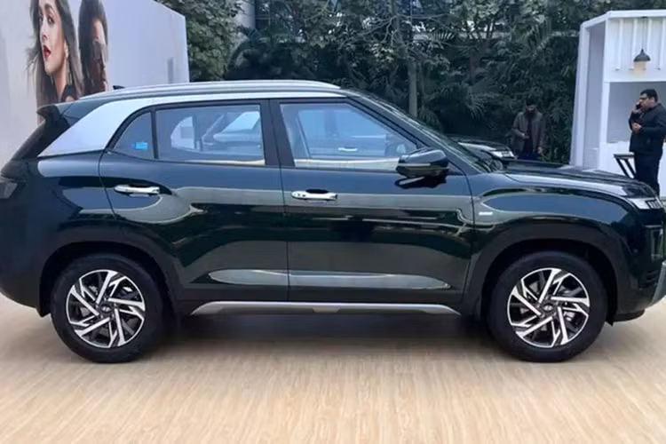 Cụ thể, Creta 2024 bản số sàn hiện có hàng chờ 5 tháng, bản số tự động có hàng chờ 7 tháng còn bản máy dầu có hàng chờ dao động từ 4 tới 5 tháng. Theo xác nhận từ phía hãng, mẫu xe Creta đã vượt mốc một triệu xe bán ra tại thị trường này sau 8 năm. Như vậy, tính trung bình cứ 5 phút lại có một chiếc Hyundai Creta được giao tới tay khách hàng.