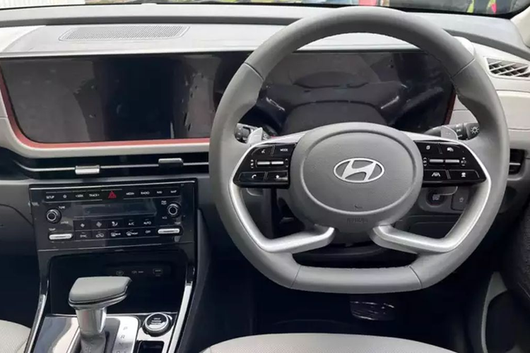 Dù chỉ là phiên bản nâng cấp, thế nhưng Creta mới lại có thiết kế gần như khác biệt hoàn toàn so với bản cũ, đi kèm hàng loạt trang bị hiện đại được bổ sung phía trong khoang nội thất. Điều này được thể hiện rõ ràng nhất ở khu vực đầu xe với lưới tản nhiệt và hốc gió trung tâm hình chữ nhật cỡ lớn.