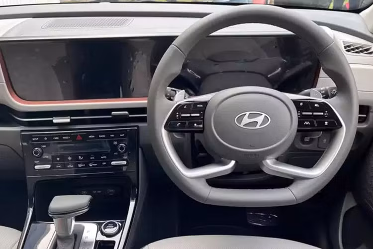 Dù chỉ là phiên bản nâng cấp, thế nhưng Creta mới lại có thiết kế gần như khác biệt hoàn toàn so với bản cũ, đi kèm hàng loạt trang bị hiện đại được bổ sung phía trong khoang nội thất. Điều này được thể hiện rõ ràng nhất ở khu vực đầu xe với lưới tản nhiệt và hốc gió trung tâm hình chữ nhật cỡ lớn.