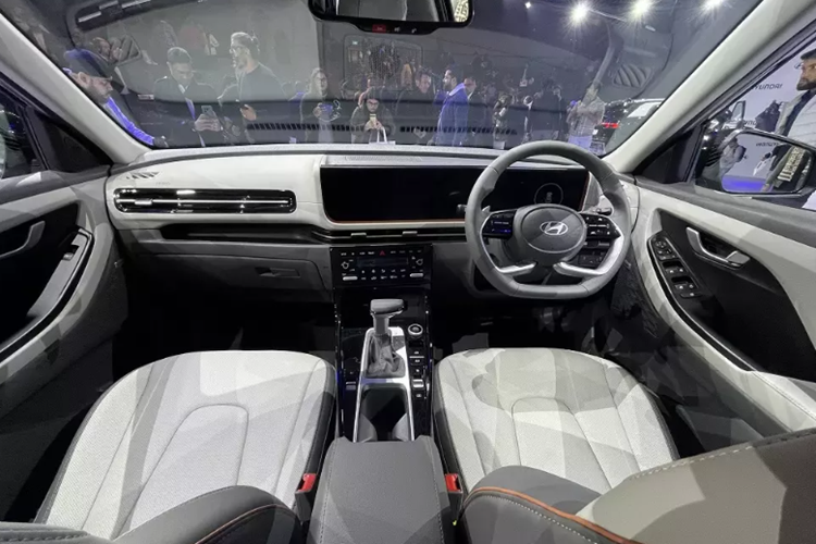 Tiếp đến là hệ thống đèn 2 tầng mới với phần trên là đèn LED chạy ban ngày, trong khi phần dưới là đèn pha chính. Ngoài ra, đèn LED định vị ban ngày còn được thiết kế vắt ngang đầu xe.