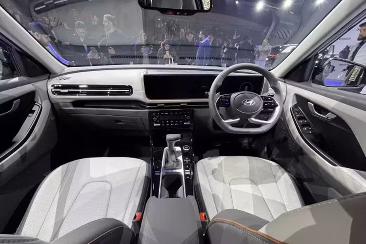 Tiếp đến là hệ thống đèn 2 tầng mới với phần trên là đèn LED chạy ban ngày, trong khi phần dưới là đèn pha chính. Ngoài ra, đèn LED định vị ban ngày còn được thiết kế vắt ngang đầu xe.