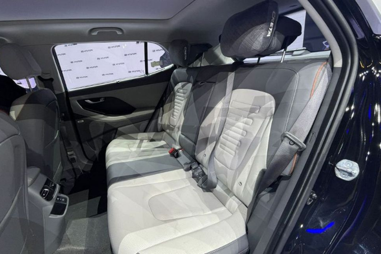 Tại khu vực đuôi xe, Hyundai Creta 2024 được trang bị cụm đèn hậu có kiểu dáng mới với tạo hình chữ "L" bên trong và nằm vắt ngang cửa cốp, tương tự đầu xe. Cản sau đi kèm ốp màu bạc tối, mang đến cái nhìn khoẻ khoắn cho mẫu crossover này.