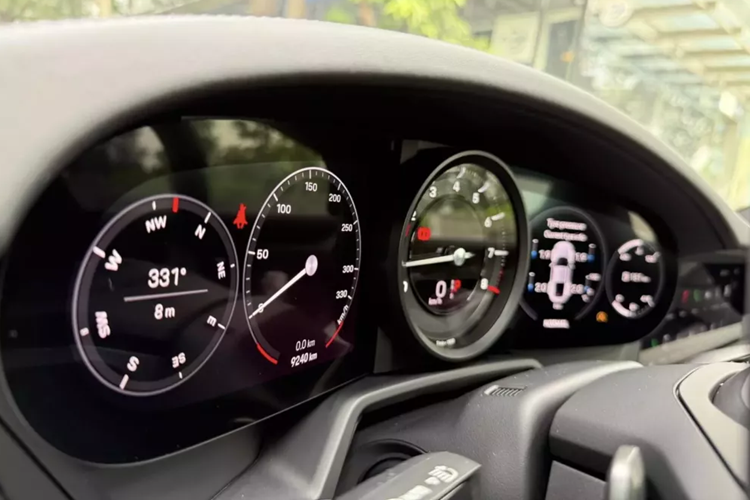 Trong số tùy chọn gần 2,3 tỷ đồng của chiếc xe Porsche 911 Carrera 4S 2022 này có màu sơn xanh ánh kim có giá 176 triệu đồng, gói ngoại thất xe thể thao màu đen có giá đến 361 triệu đồng, nội thất xe có tùy chọn cũng rất ấn tượng, đắt đỏ nhất là hệ thống âm thanh Burmester có giá 299 triệu đồng, nội thất da màu đen 258 triệu đồng.