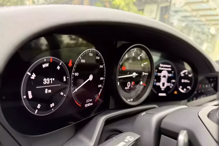 Trong số tùy chọn gần 2,3 tỷ đồng của chiếc xe Porsche 911 Carrera 4S 2022 này có màu sơn xanh ánh kim có giá 176 triệu đồng, gói ngoại thất xe thể thao màu đen có giá đến 361 triệu đồng, nội thất xe có tùy chọn cũng rất ấn tượng, đắt đỏ nhất là hệ thống âm thanh Burmester có giá 299 triệu đồng, nội thất da màu đen 258 triệu đồng.