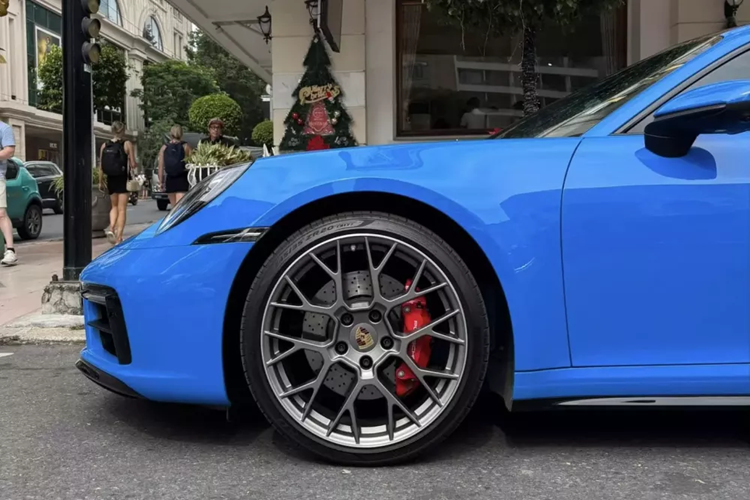 Mức giá xe Porsche 911 Carrera 4S này lúc mua mới chủ nhân phải bỏ ra số tiền 10,61 tỷ đồng, tính luôn cả chi phí lăn bánh, số tiền chi ra gần 12 tỷ đồng