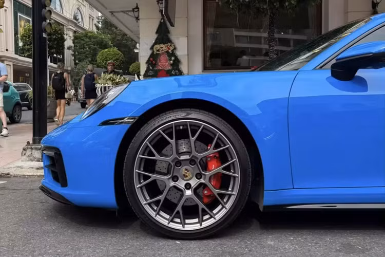 Mức giá xe Porsche 911 Carrera 4S này lúc mua mới chủ nhân phải bỏ ra số tiền 10,61 tỷ đồng, tính luôn cả chi phí lăn bánh, số tiền chi ra gần 12 tỷ đồng