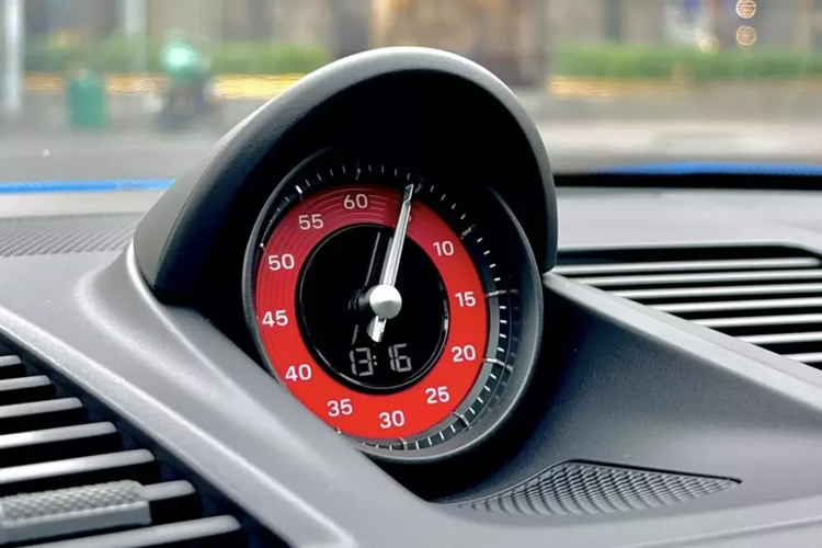 Porsche 911 Carrera 4S đời 992 sử dụng động cơ xăng 6 xi lanh, dung tích 3,0 lít, sản sinh ra công suất tối đa 444 mã lực ở vòng tua máy 6.500 vòng/1 phút và mô men xoắn cực đại 530 Nm ở vòng tua máy từ 2.300 đến 5.000 vòng/phút.