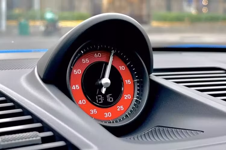 Porsche 911 Carrera 4S đời 992 sử dụng động cơ xăng 6 xi lanh, dung tích 3,0 lít, sản sinh ra công suất tối đa 444 mã lực ở vòng tua máy 6.500 vòng/1 phút và mô men xoắn cực đại 530 Nm ở vòng tua máy từ 2.300 đến 5.000 vòng/phút.