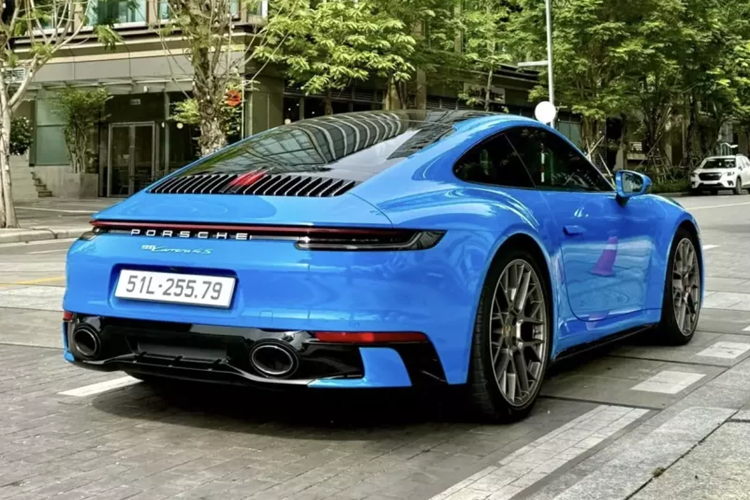 Xe thể thao Porsche 911 Carrera 4S được trang bị hộp số tự động 8 cấp ly hợp kép PDK do hãng xe Porsche phát triển, nhờ đó, mẫu xe thể thao này dễ dàng đua nước rút từ vị trí xuất phát lên 100 km/h chỉ trong thời gian 3,6 giây trước khi đạt tốc độ tối đa 306 km/h.