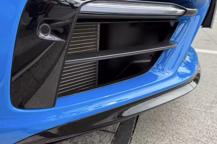 Nhưng sau 2 năm trải nghiệm, đã bán Porsche 911 Carrera 4S lỗ hơn 4 tỷ đồng, cần lưu ý là mức giá rao bán 7,8 tỷ đồng là của thương lái đã mua lại xe từ chủ, nên con số mà chủ xe lỗ sẽ nhiều hơn.