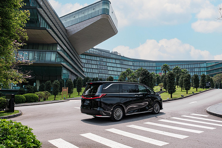 Không có gì ngạc nhiên khi mẫu xe này có đủ các trang bị an toàn như 6 túi khí, hệ thống cảnh báo điểm mù, cảnh báo phương tiện cắt ngang khi lùi, cảnh báo phương tiện tới gần khi mở cửa, cảnh báo tiền va chạm, phanh tự động khẩn cấp, hệ thống kiểm soát hành trình thích ứng,...