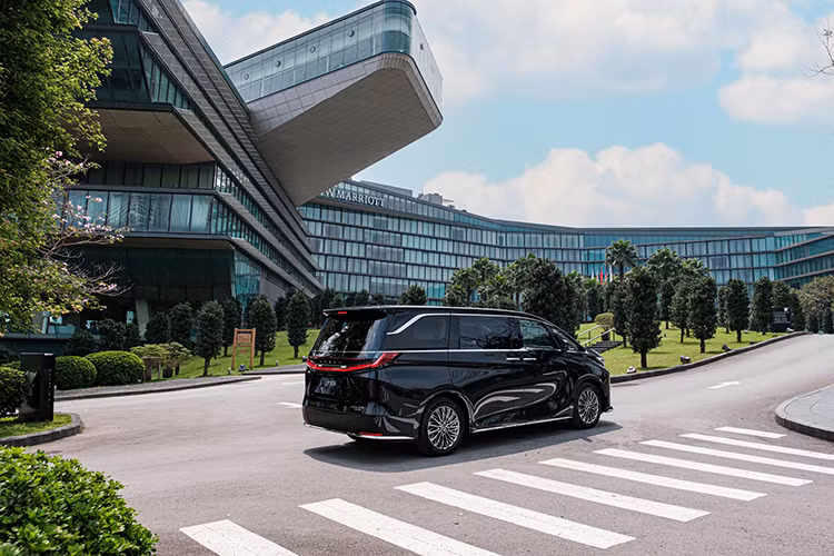 Không có gì ngạc nhiên khi mẫu xe này có đủ các trang bị an toàn như 6 túi khí, hệ thống cảnh báo điểm mù, cảnh báo phương tiện cắt ngang khi lùi, cảnh báo phương tiện tới gần khi mở cửa, cảnh báo tiền va chạm, phanh tự động khẩn cấp, hệ thống kiểm soát hành trình thích ứng,...