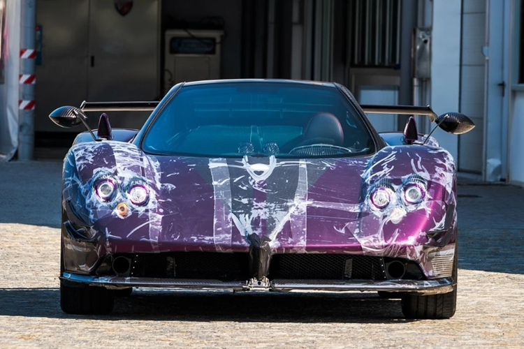 Dù đã đổi chủ, nhưng siêu xe này vẫn còn lại khá nhiều chi tiết cá nhân hóa của tay đua Lewis Hamilton vì nó được chủ mới giữ lại làm kỷ niệm.