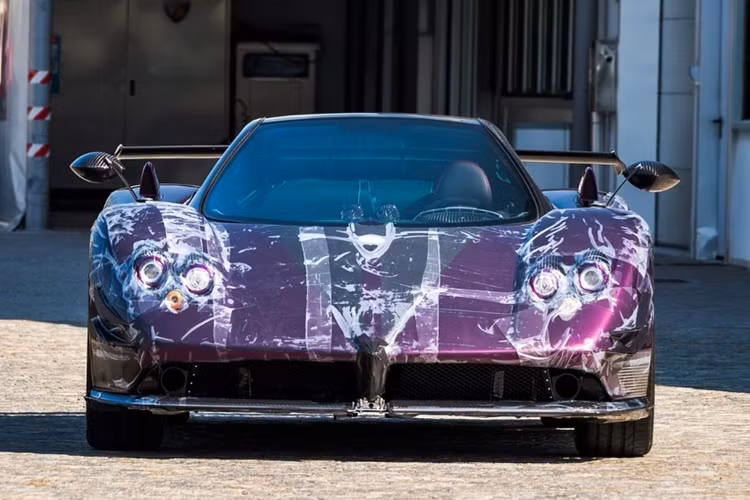 Dù đã đổi chủ, nhưng siêu xe này vẫn còn lại khá nhiều chi tiết cá nhân hóa của tay đua Lewis Hamilton vì nó được chủ mới giữ lại làm kỷ niệm.