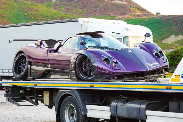 Hình ảnh hiện trường ở thời điểm đó cho thấy, chiếc Pagani Zonda 760 LH độc nhất vô nhị này bị hư hỏng nghiêm trọng, cả 4 bánh xe đều bị gãy khỏi trục, bộ mâm bị cong vẹo. Nhiều chi tiết carbon trên thân vỏ cũng bị xé rách, hệ thống đèn pha thì vỡ nát.