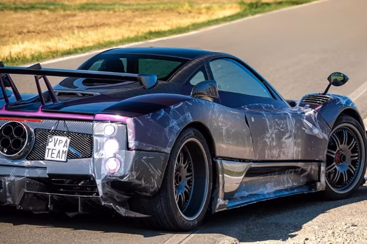 Được biết, siêu xe Pagani Zonda 760 về “chung nhà” với tay đua Lewis Hamilton từ năm 2013. Đến tháng 11/2015, tay đua này cùng chiếc xe không may gặp tai nạn. Đến năm 2021, anh đã sang tay siêu xe này cho một nhà sưu tập người Anh.