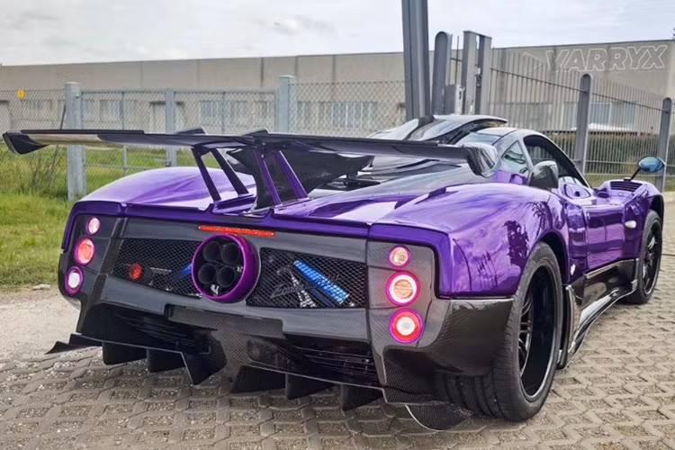 Nằm dưới nắp capo của Pagani Zonda 760 là khối động cơ V12 hút khí tự nhiên dung tích 7.3L của Mercedes-Benz, sản sinh công suất tối đa 760 mã lực và mô-men xoắn cực đại 780 Nm.