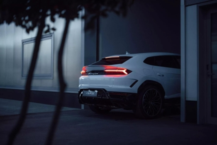 Nội thất của Lamborghini Urus SE cũng được nâng cấp với màn hình 12,3 inch (các phiên bản khác có màn hình 10,1 inch) với đồ họa được cập nhật trực quan hơn. Một số thay đổi đáng chú ý khác bao gồm thiết kế cửa gió điều hòa, chất liệu bọc ghế và bảng taplo.