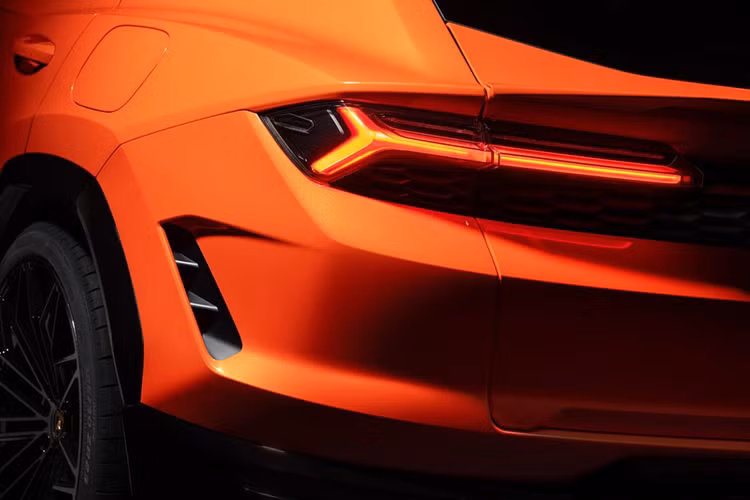 Ở phía sau, cửa khoang hành lý cũng được thiết kế lại hoàn toàn, mang đến cảm giác liên tục lấy cảm hứng từ chiếc Gallardo, hài hòa các đường nét bằng cách kết nối cụm đèn hậu với đèn chữ “Y” và bộ khuếch tán. Cùng với cánh gió mới, bộ khuếch tán giúp tăng lực ép xuống phía sau thêm 35% ở tốc độ cao so với Urus S, cải thiện độ ổn định của xe.