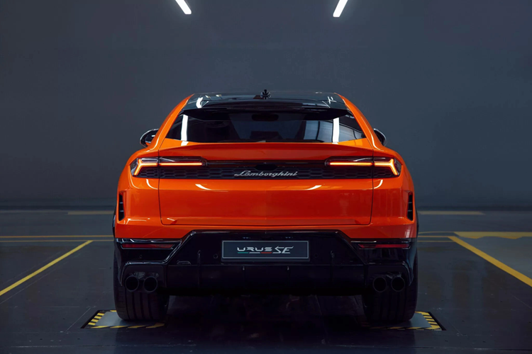 Urus SE là mẫu xe thứ hai của Lamborghini có hệ truyền động PHEV, sau mẫu siêu xe V12 Revuelto ra mắt năm 2023. Cuối năm nay, nhà sản xuất sẽ công bố mẫu xe kế nhiệm của Huracan, trang bị hệ truyền động PHEV. Trong khi đó, Lanzador – mẫu xe thuần điện đầu tiên của Lamborghini, được lên lịch ra mắt vào năm 2028.