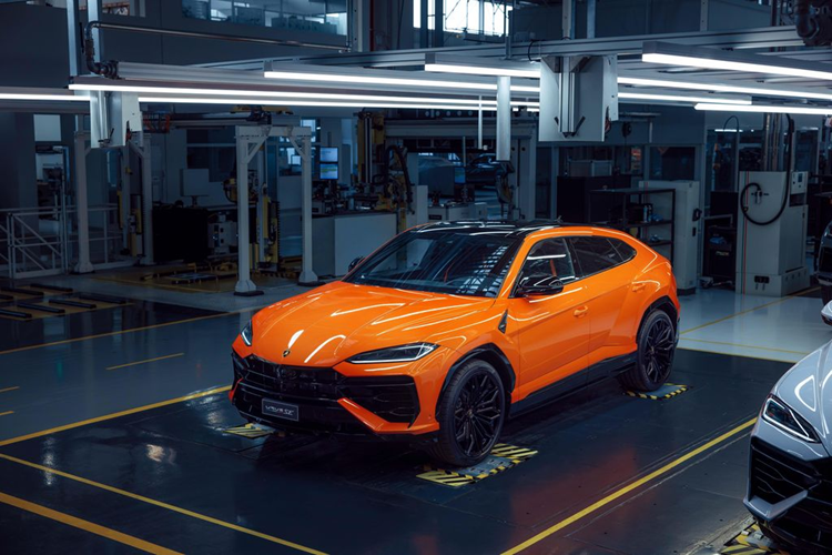 Lamborghini Urus SE 2024 mới là phiên bản plug-in hybrid (PHEV) của mẫu siêu SUV Urus. Xe được trang bị động cơ đốt trong V8 tăng áp kép công suất 612 mã lực kết hợp với mô tơ điện 189 mã lực và hộp số 8 cấp. Sự kết hợp trên giúp Urus SE sở hữu công suất lên tới 789 mã lực - trở thành mẫu SUV mạnh mẽ nhất của Lamborghini.