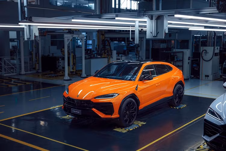 Lamborghini Urus SE 2024 mới là phiên bản plug-in hybrid (PHEV) của mẫu siêu SUV Urus. Xe được trang bị động cơ đốt trong V8 tăng áp kép công suất 612 mã lực kết hợp với mô tơ điện 189 mã lực và hộp số 8 cấp. Sự kết hợp trên giúp Urus SE sở hữu công suất lên tới 789 mã lực - trở thành mẫu SUV mạnh mẽ nhất của Lamborghini.