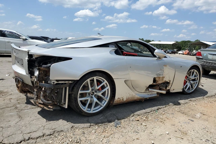 Cú va chạm cũng tác động không nhỏ đến phần khung gầm liền khối bằng sợi carbon gia cường (CFRP). Chi phí thay thế có thể lên đến mức hàng trăm nghìn USD.